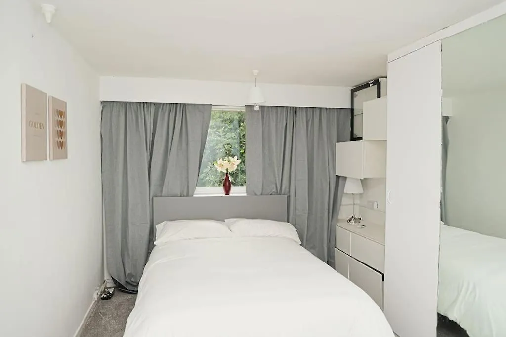 Modern 3 Bed In Cotswold Villa GLOUCESTERSHIRE