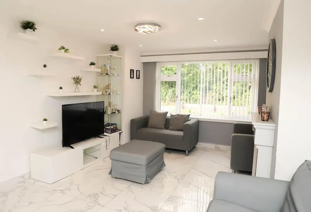 Modern 3 Bed In Cotswold Villa GLOUCESTERSHIRE